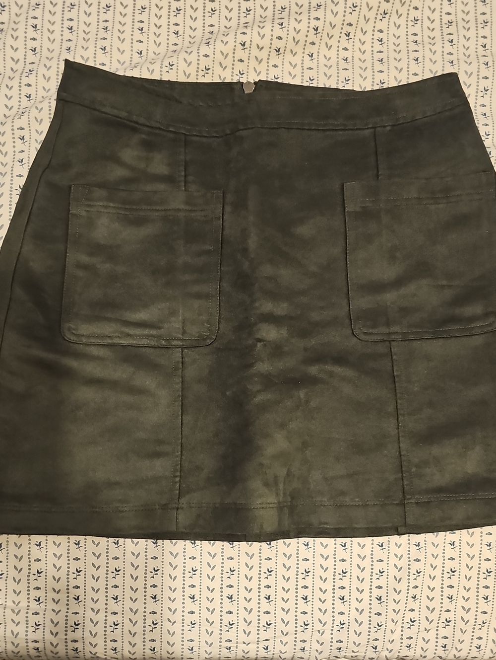 Old Navy Suede Like Olive Green  Mini Skirt Size 6 Pockets